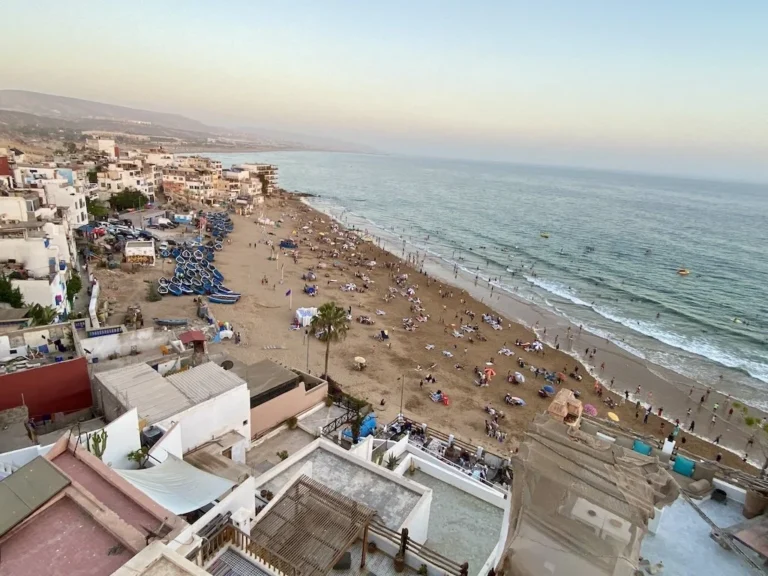 Blick auf den Strand und das Dorf Taghazout