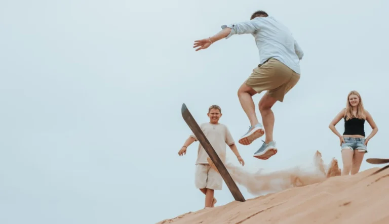 Sandboarden auf den Dünen bei Taghazout, Teil eines Surfabenteuers in Marokko