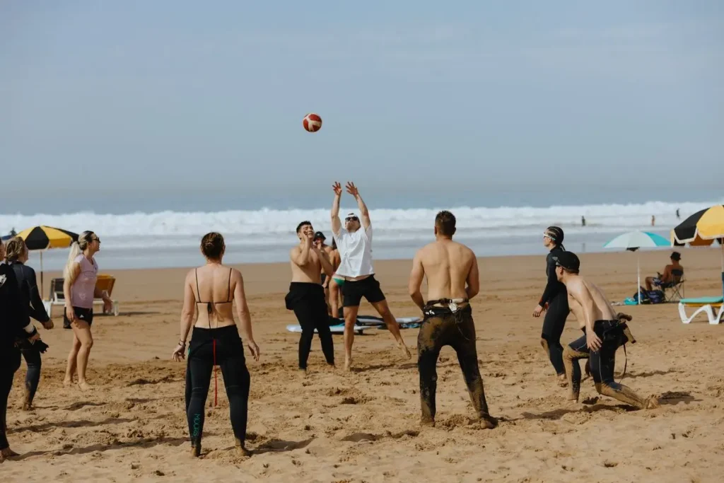 Beachvolleyball mit Surfcamp-Gästen bei Tamraght