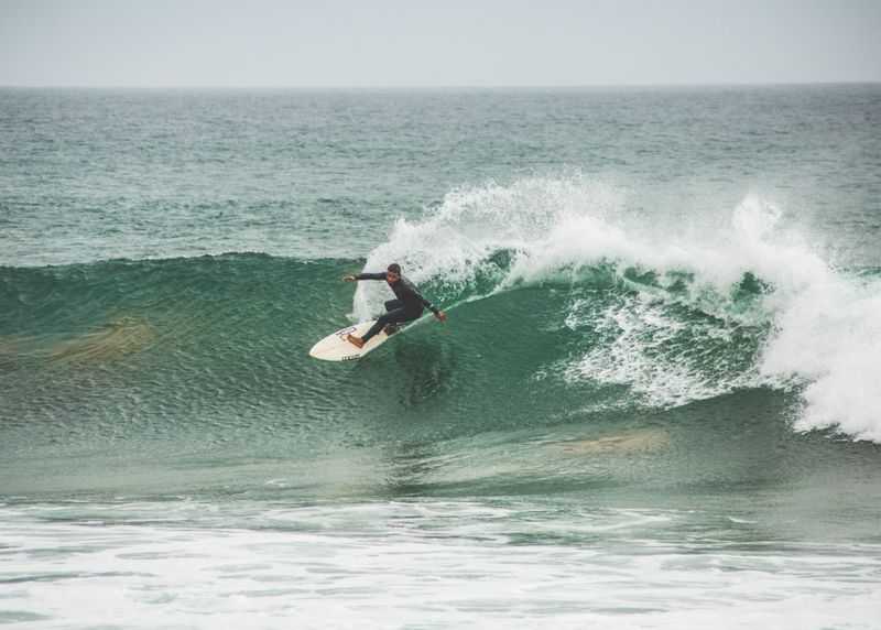 Surfer auf einer Welle in Taghazout
