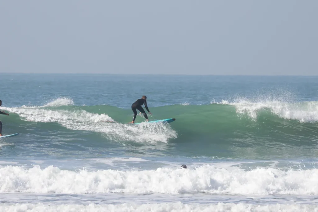 Surfer auf einer grünen Welle in der Taghazout Bay