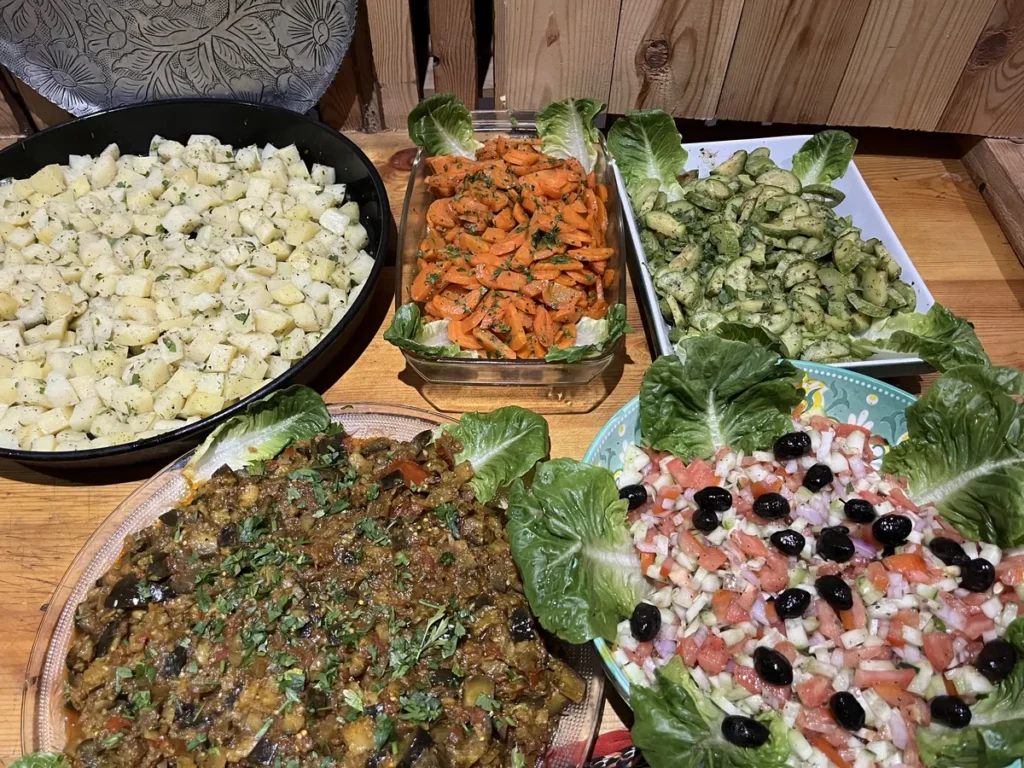 Hausgemachte marokkanische Gerichte und Salate im Surfcamp
