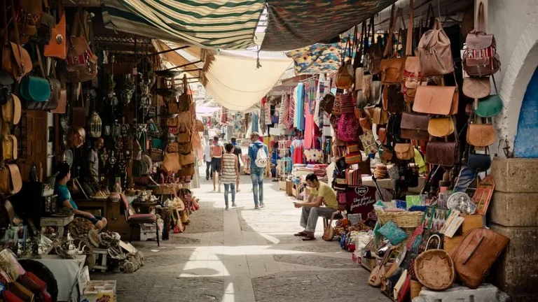 Lederwaren und Souvenirs in einem marokkanischen Souk