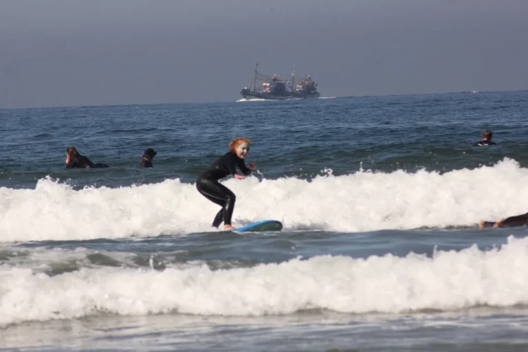 Surfanfänger steht bei einem 5-Tage-Surfcamp in Marokko auf der Welle