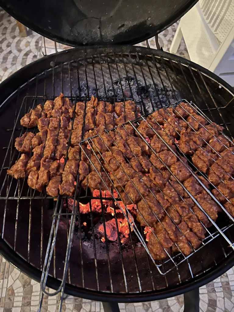 Grillabend mit Spießen im Vamo Surf Camp