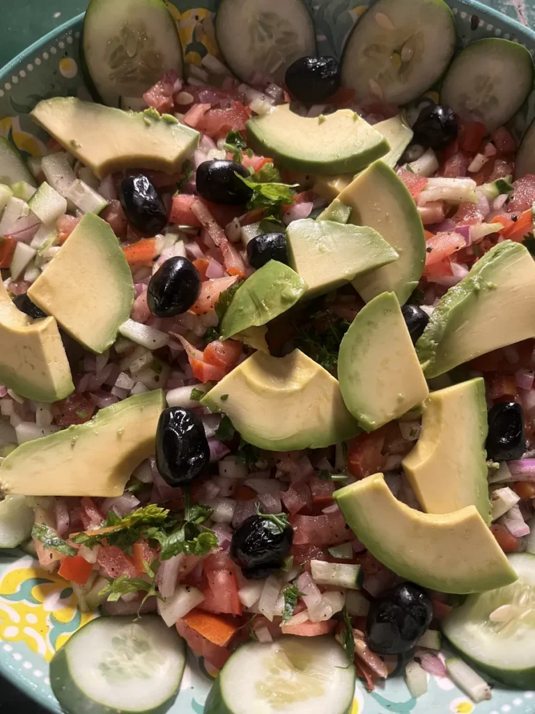 Frischer Salat mit Avocado und Oliven im Surfcamp