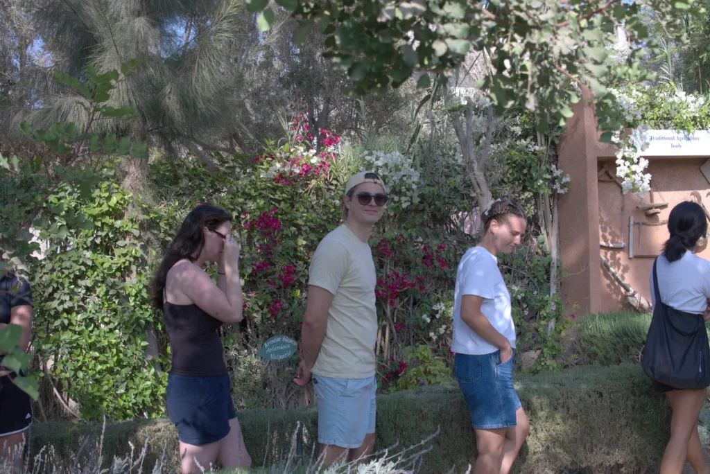 Surfcamp-Gäste besuchen auf einem Ausflug bei Taghazout einen Garten