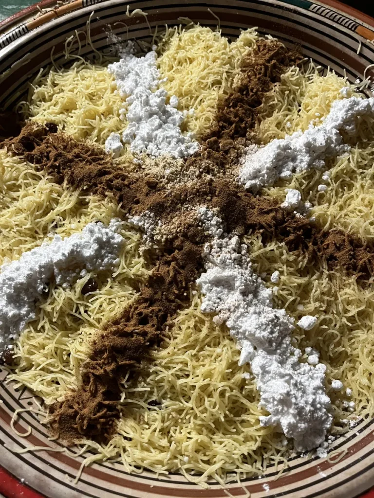 Traditionelle marokkanische Seffa mit Zimt und Zucker