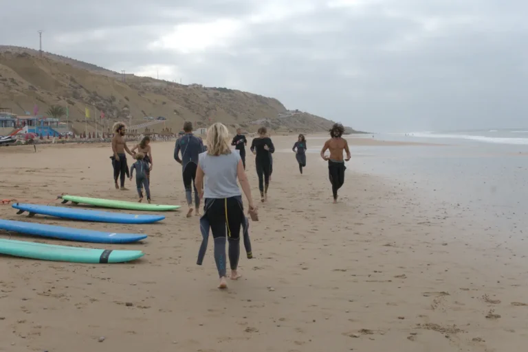 Surfschüler gehen in unserem Familien-Surfcamp in Marokko ins Wasser