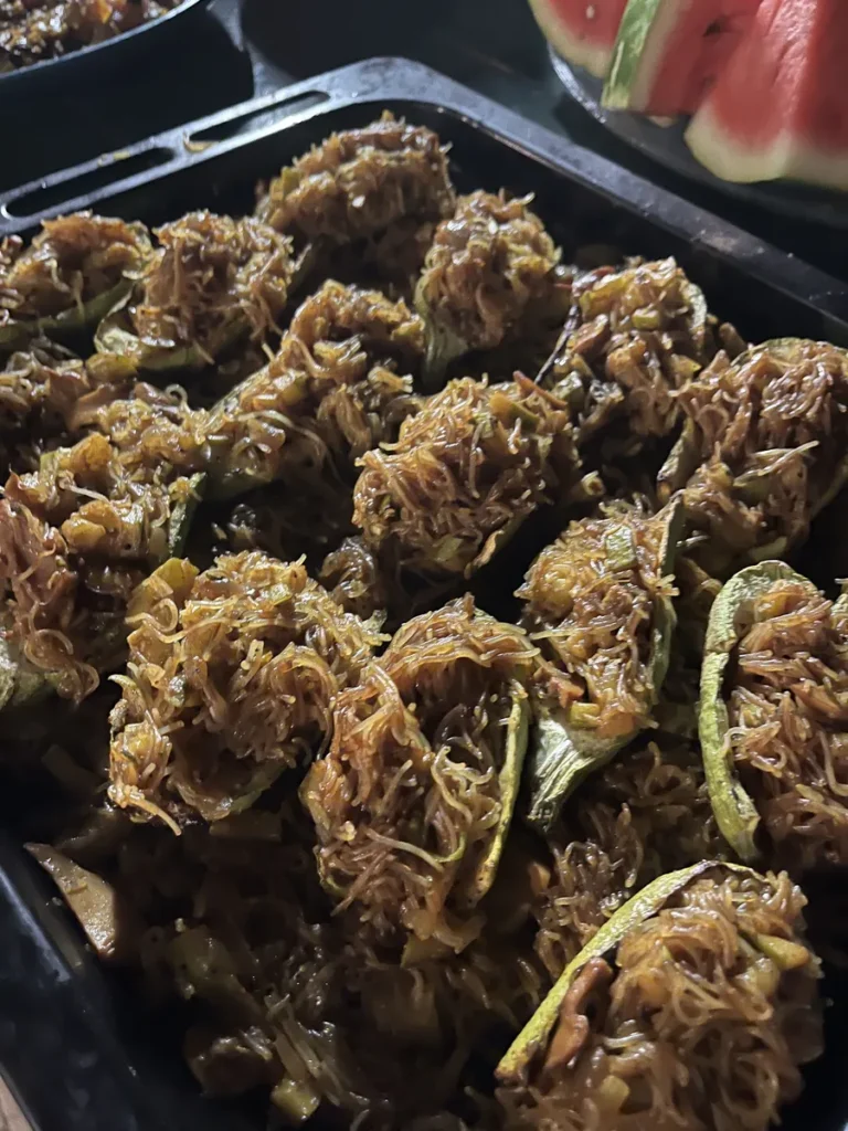 Hausgemachtes marokkanisches Essen im Camp