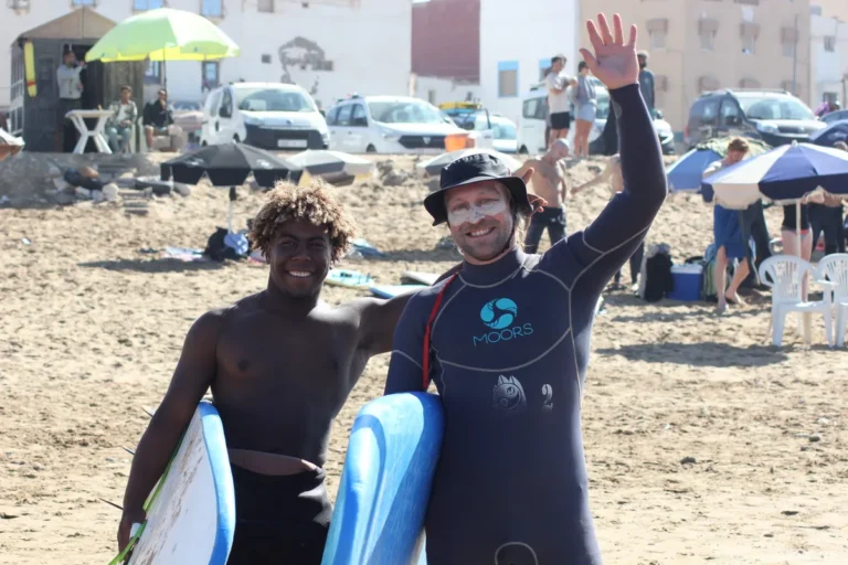 Surflehrer und ein Gast mit Surfboards bei einem 3-Tage-Surfcamp in der Taghazout Bay