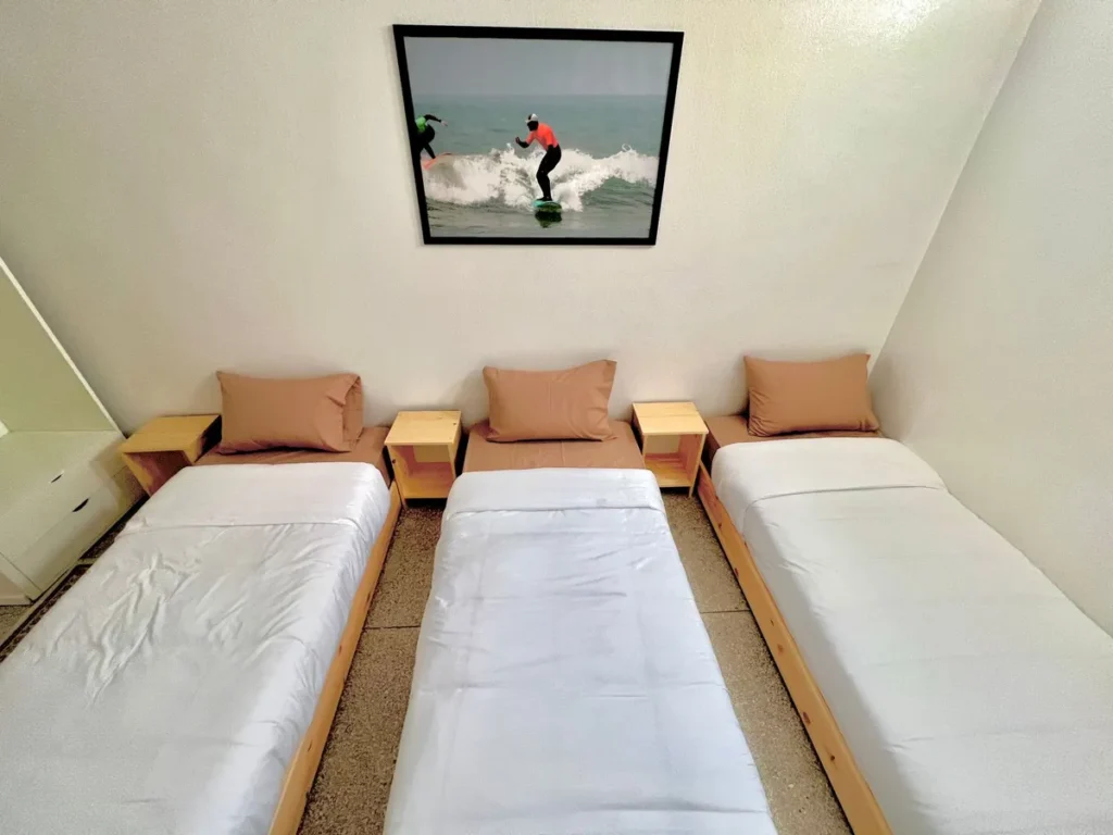 Mehrbettzimmer mit drei Einzelbetten in unserer Surfcamp-Unterkunft in Tamraght
