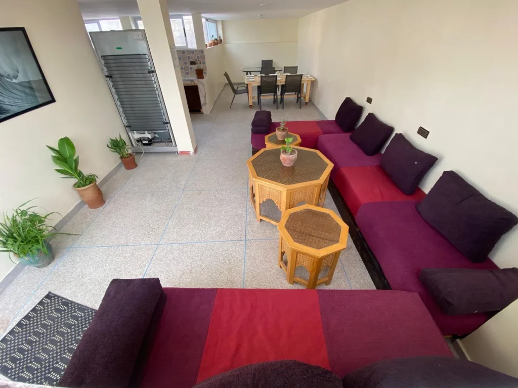 Gemeinschaftsbereich mit marokkanischen Sofas im Vamo Surf Camp