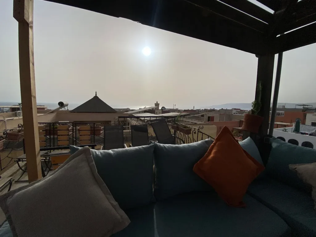 Schattige Dachterrassen-Lounge mit Meerblick im Vamo Surf Camp