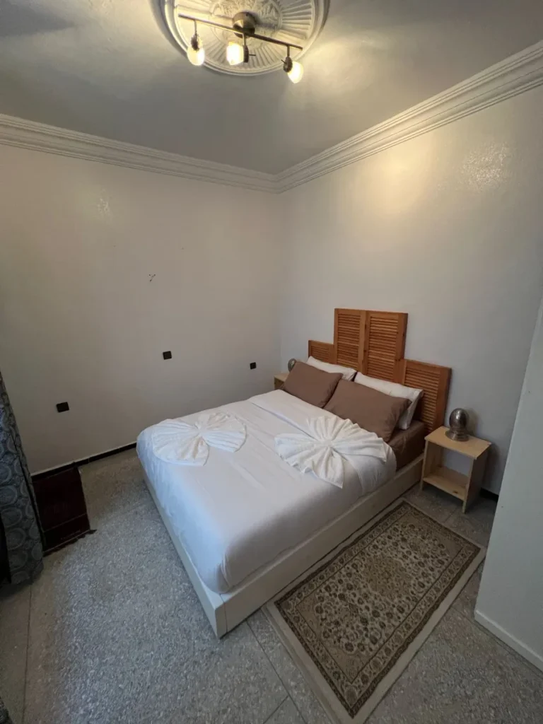 Helles Privatzimmer mit Doppelbett im Vamo Surf Camp in Tamraght
