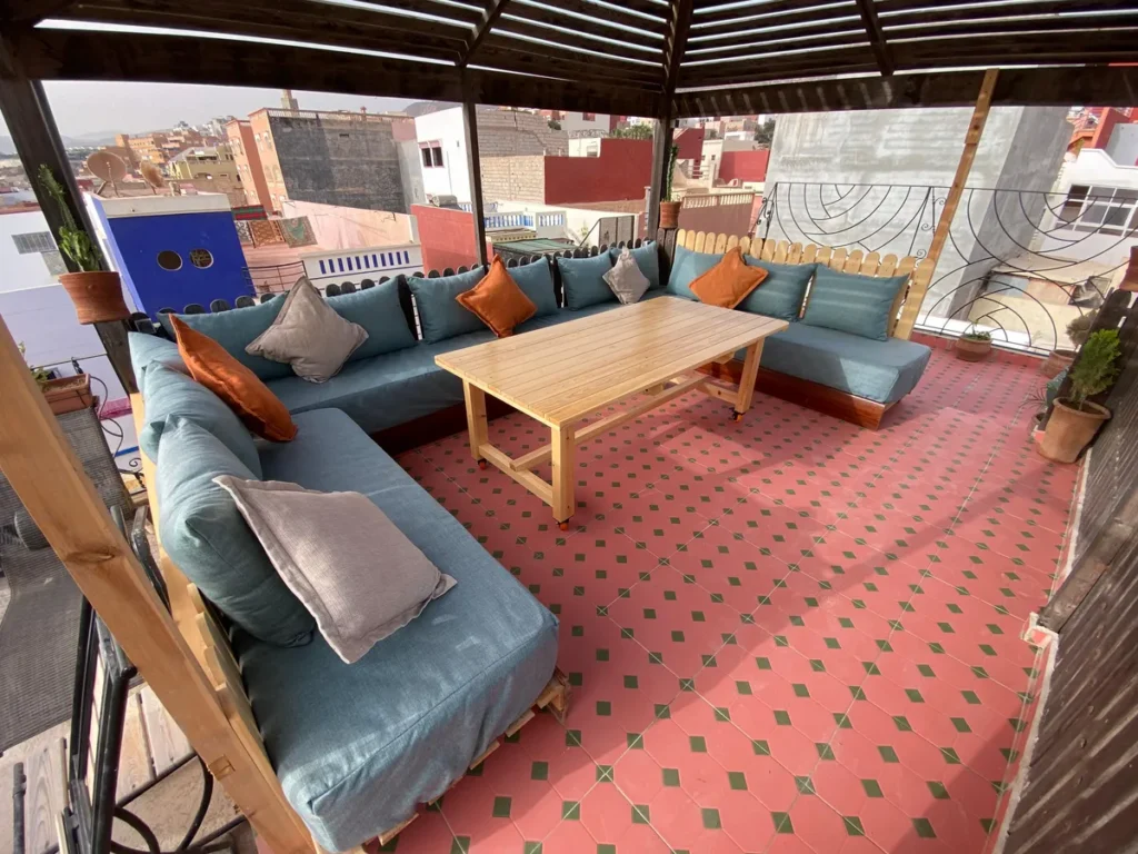 Lounge auf der Dachterrasse des Vamo Surf Camp in Tamraght