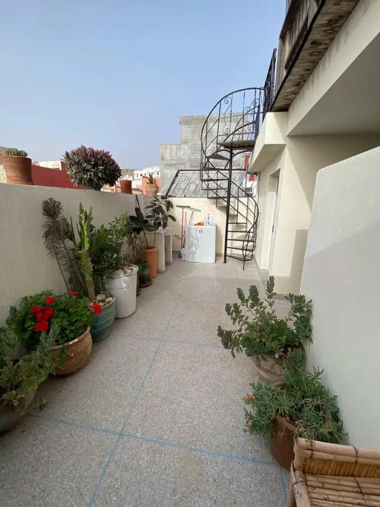 Terrasse mit Pflanzen im Vamo Surf Camp